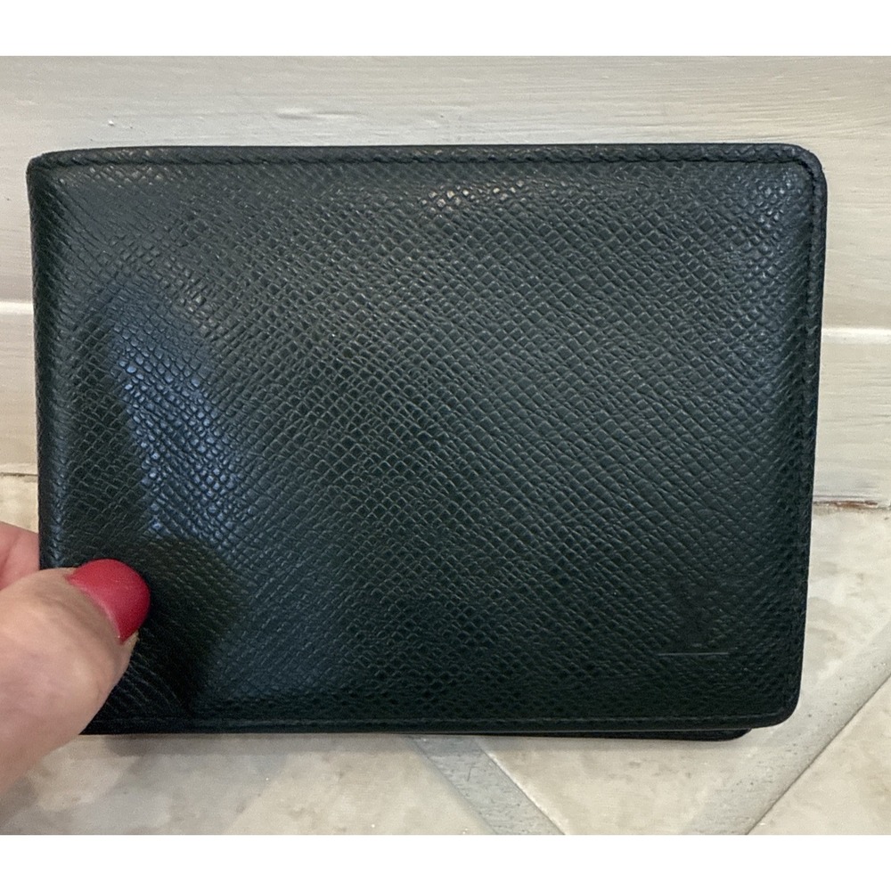 VTG Louis Vuitton Taiga Bifold Wallet Green Leather 3 Compartment MI0915 Logo‎